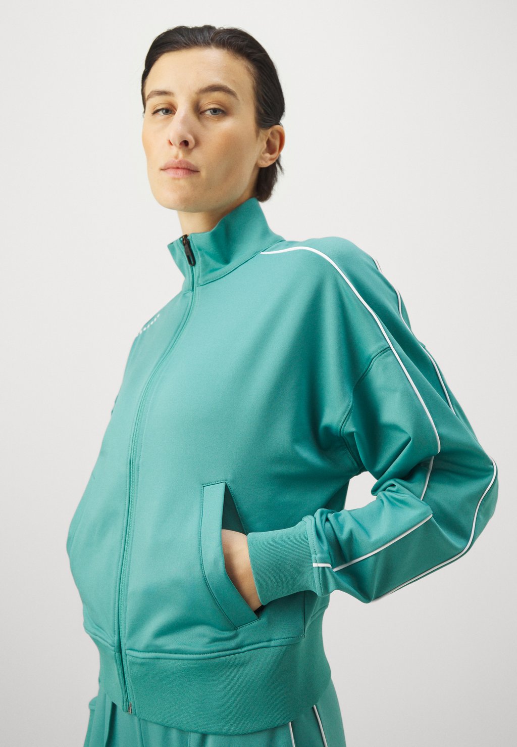 

Тренировочная куртка EMILIANA TRACK JACKET J.LINDEBERG Sports, бирюзовый
