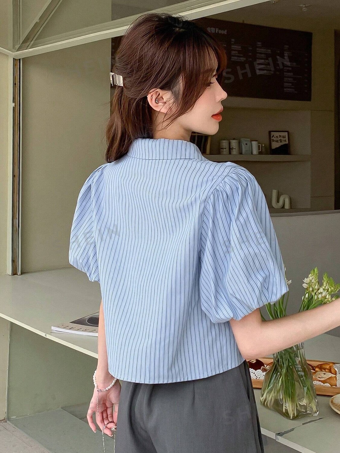 

Полосатая рубашка на пуговицах, плиссированные рукава-фонарики и галстук-бабочка. для женщин Dazy, синий