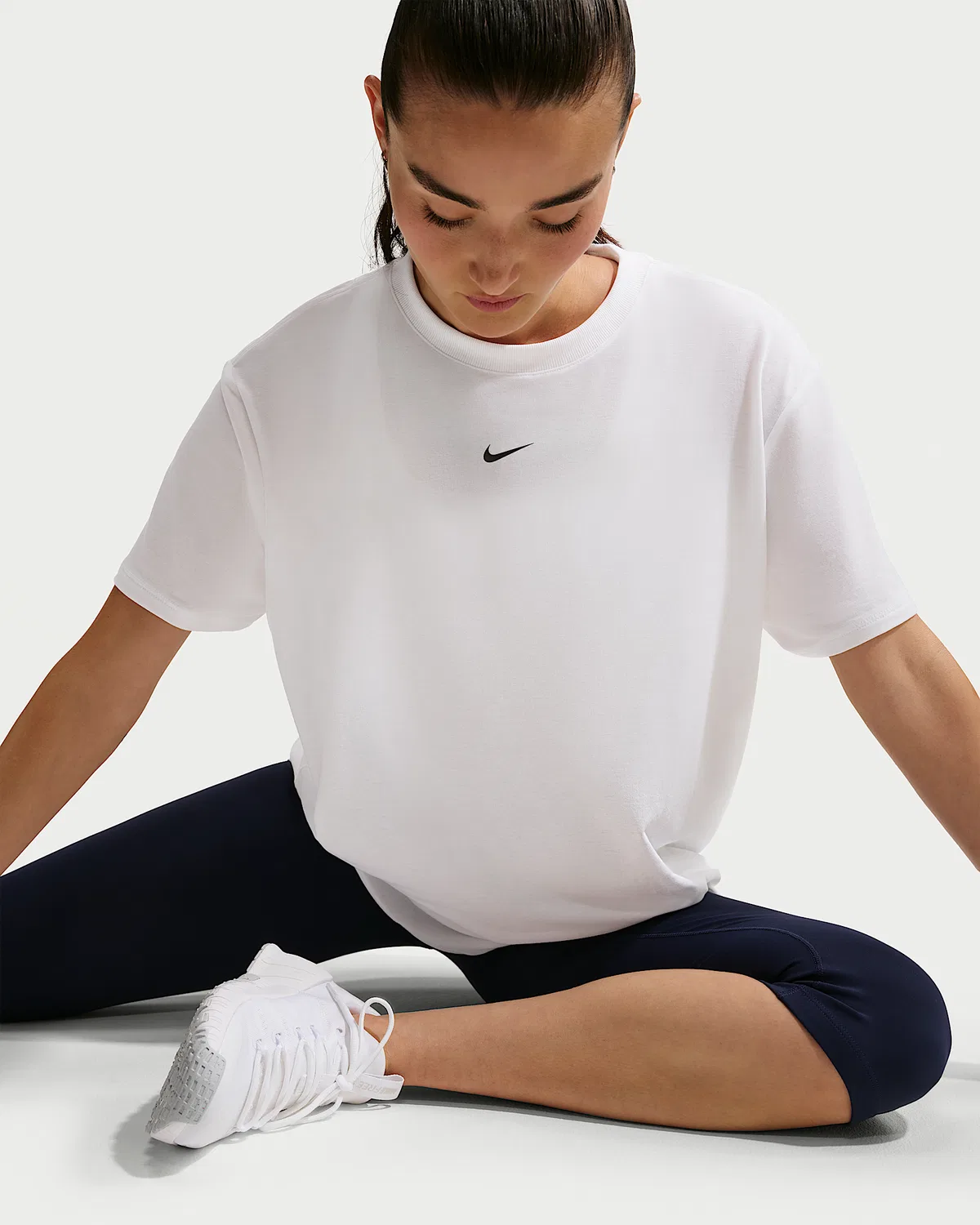 Женский топ Nike One Relaxed с коротким рукавом Dri-FIT, White/Black — фото 3