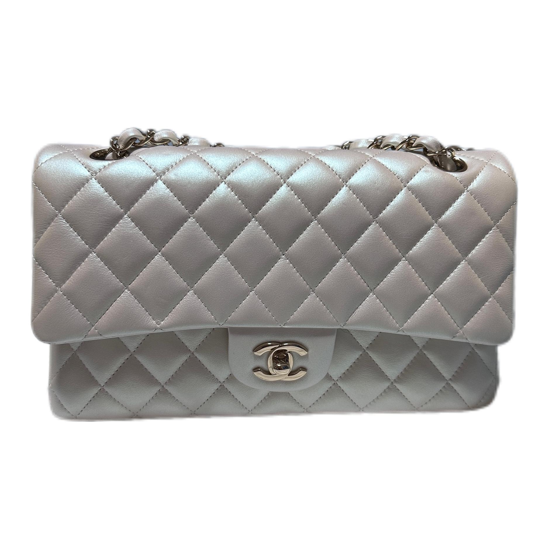 

CHANEL Классический клатч с иридисцентной телячьей кожей на цепочке через плечо среднего размера женский белый