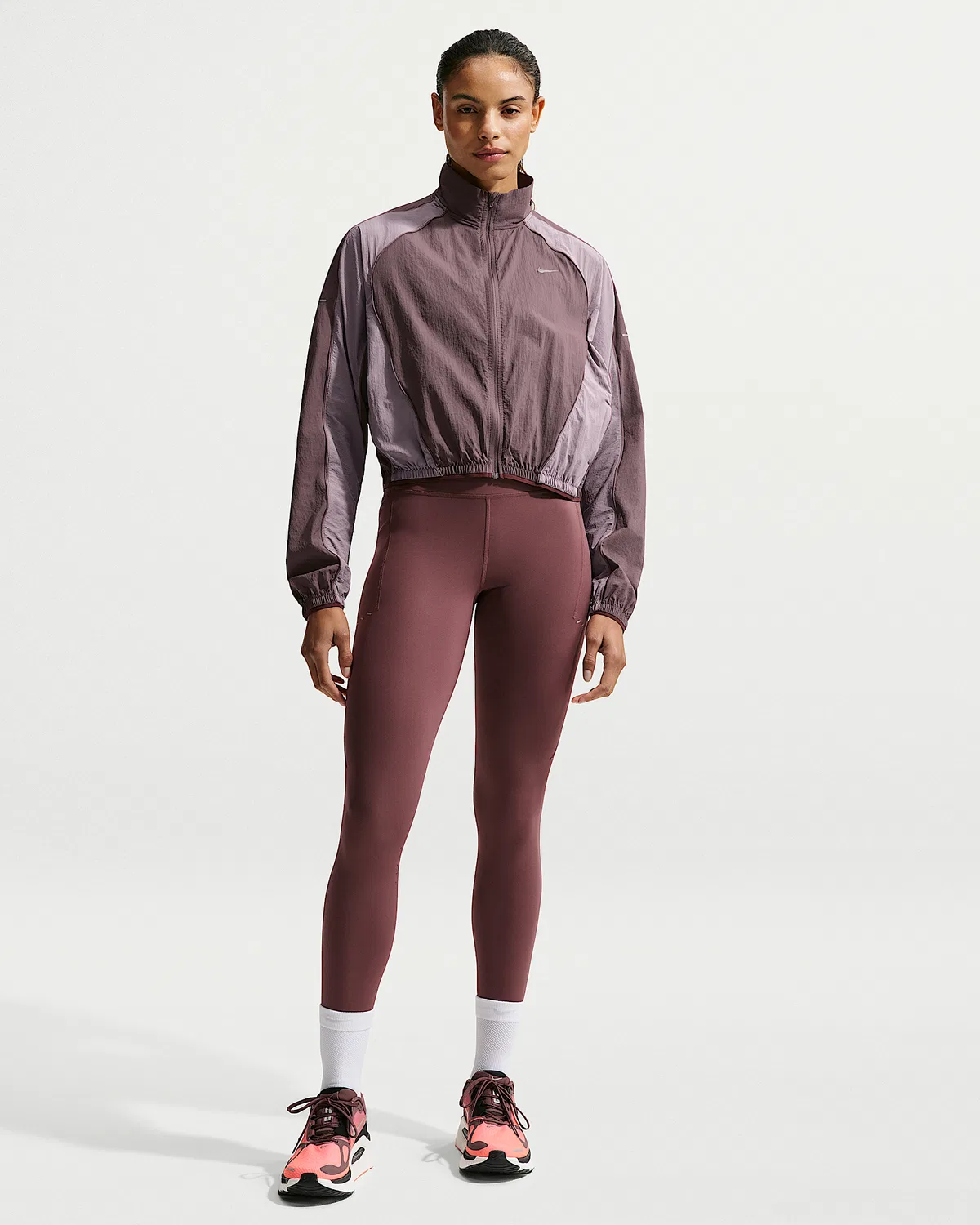 Женская ветровка Nike Swift с защитой от УФ-лучей, Tattoo/Light Violet Ore/Burgundy Crush — фото 4