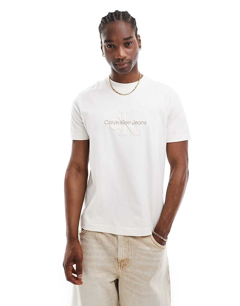 

Calvin Klein Jeans – белая футболка с логотипом и синельной монограммой