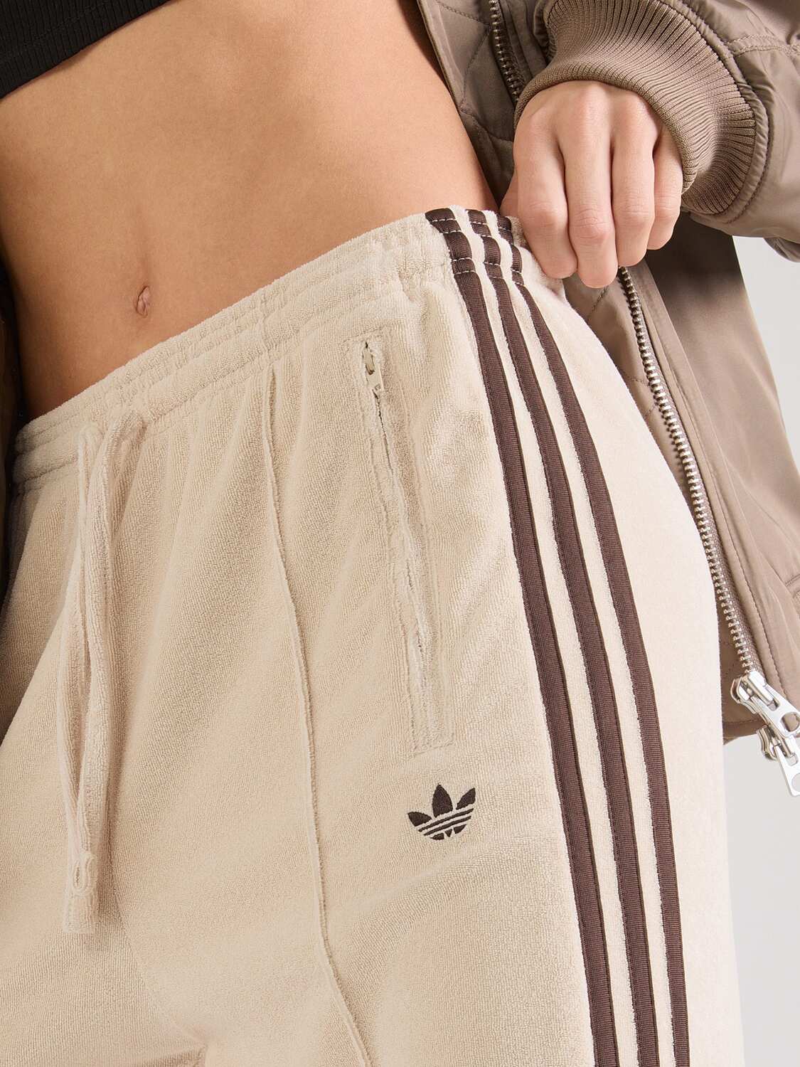 Adidas Originals Широкие брюки 'Firebird' в бежевом цвете — фото 2