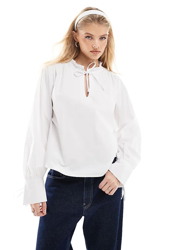 

Блузка из поплина с воротником-стойкой белого цвета ASOS DESIGN