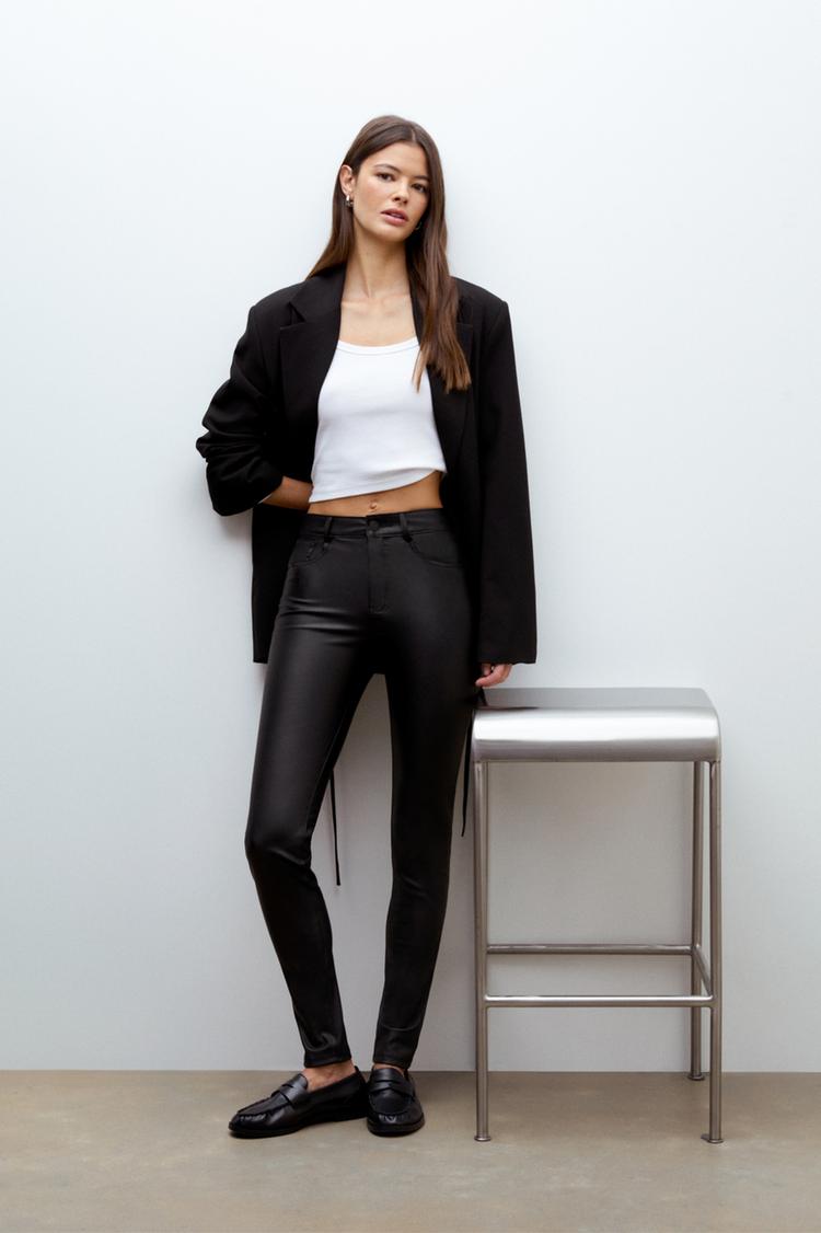 

Узкие брюки из искусственной кожи Pull And Bear, черный