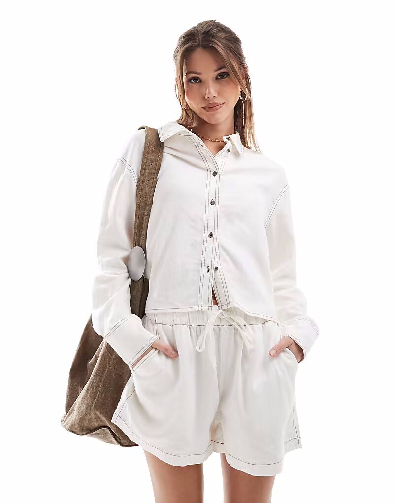 

Укороченная рубашка из льняной смеси белого цвета с контрастной строчкой Only