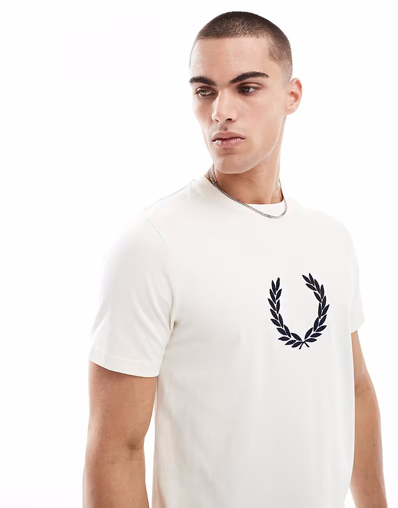 

Футболка Fred Perry с текстурированным лавровым венком, кремового цвета