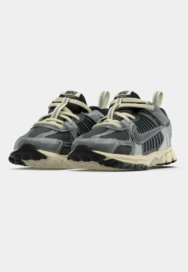 Унисекс кроссовки vomero 5 Nike Sportswear, Iron Grey/Chrome/Metallic Silver-Coloured/Coconut Milk — фото 3