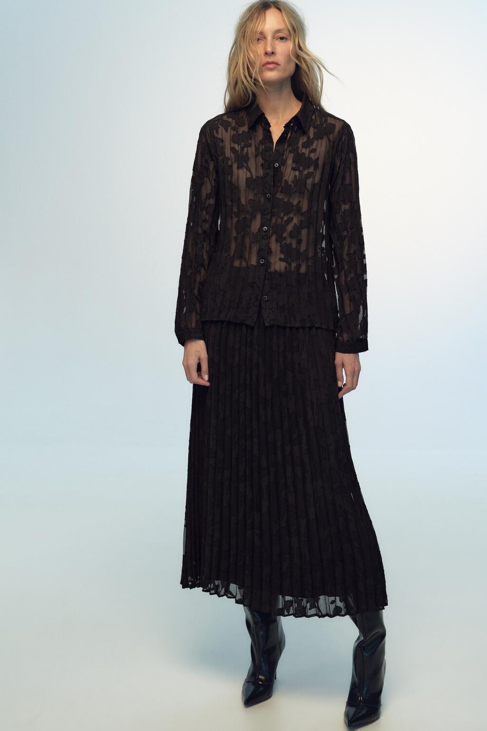 

Полупрозрачная рубашка из деворе с плиссами ZARA, черный