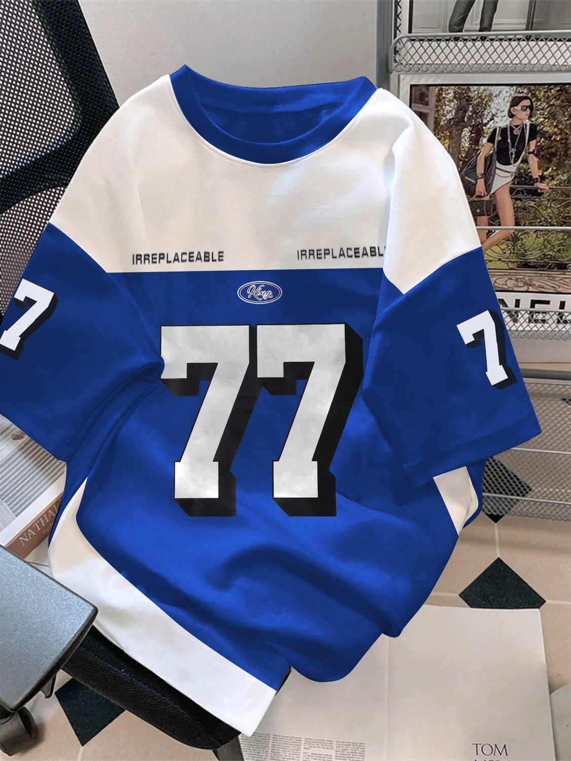 

Футболка мужская Manfinity Sporsity с цветным принтом букв и цифр, синий