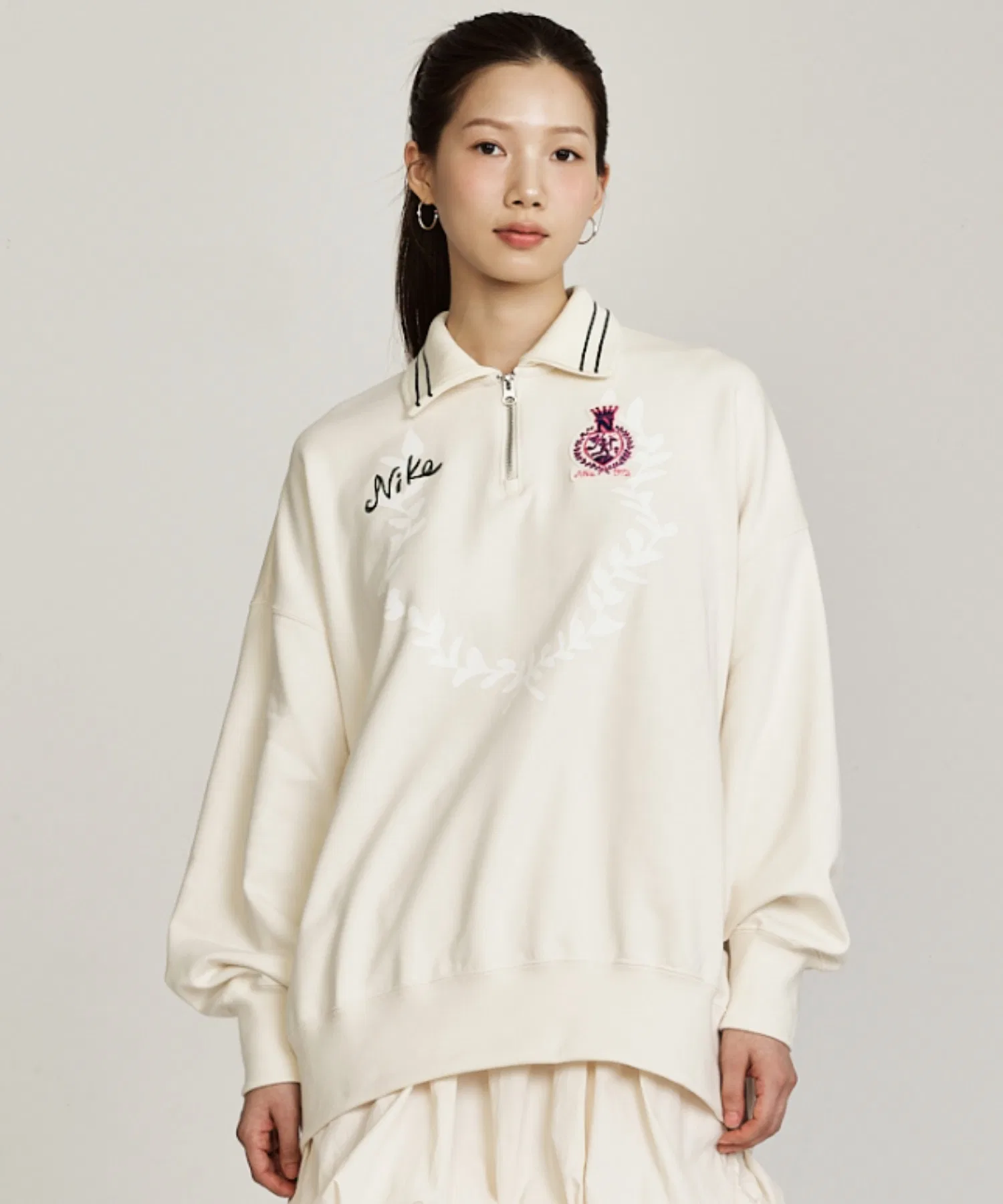 Женская флисовая поло-рубашка Nike Sportswear Oversized с застежкой-молнией на четверть длины IQ3943-110, цвет бледно-слоновой кости.