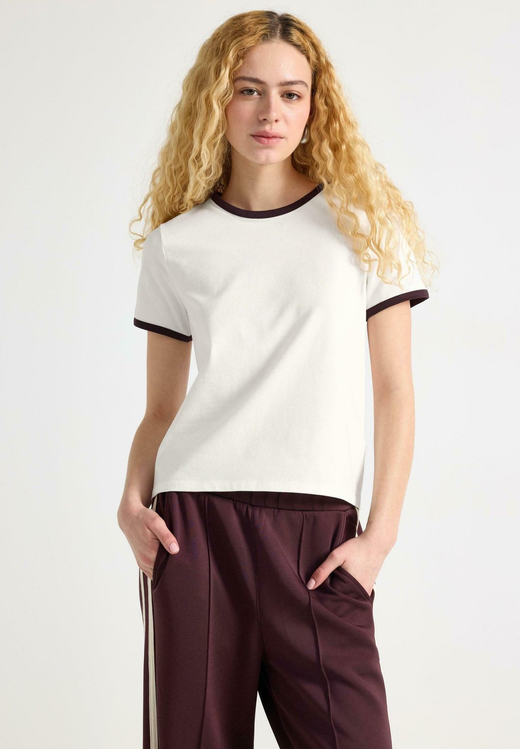 

Базовая футболка SHORT SLEEVED Lindex, белый