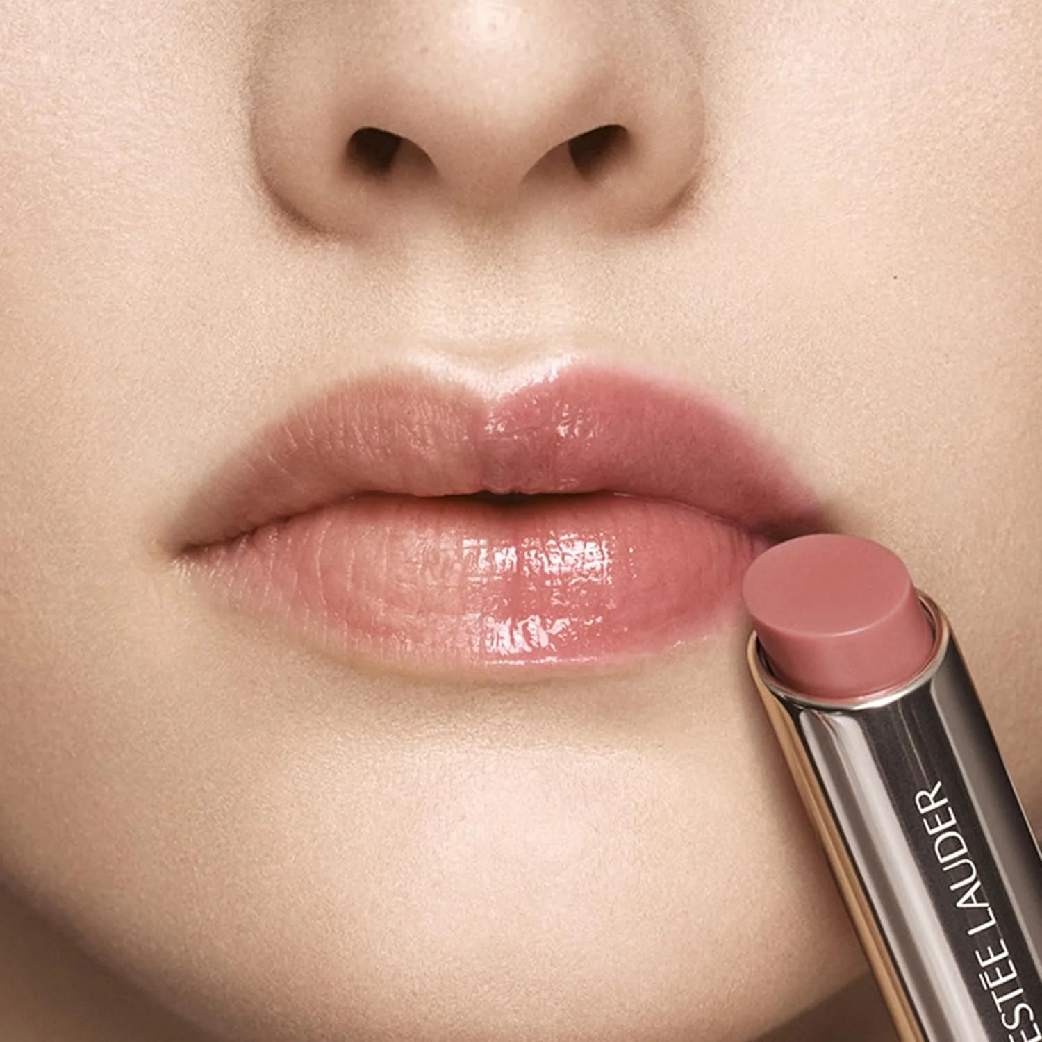 Оттеночный бальзам для губ Estée Lauder Futurist HydraPlump | Содержит гиалуроновую кислоту и pH-адаптивный цвет | Увлажняет, укрепляет барьерную функцию губ, 708 Rosewood Rescue - A rosy, bare beige with neutral pH-adaptive pigments — фото 2