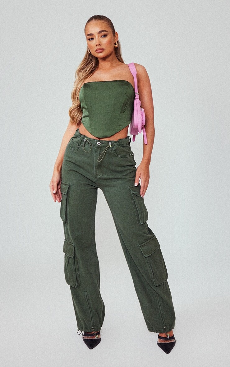 

PrettyLittleThing Джинсы темно-хаки с карманами-карго и застежкой на подоле