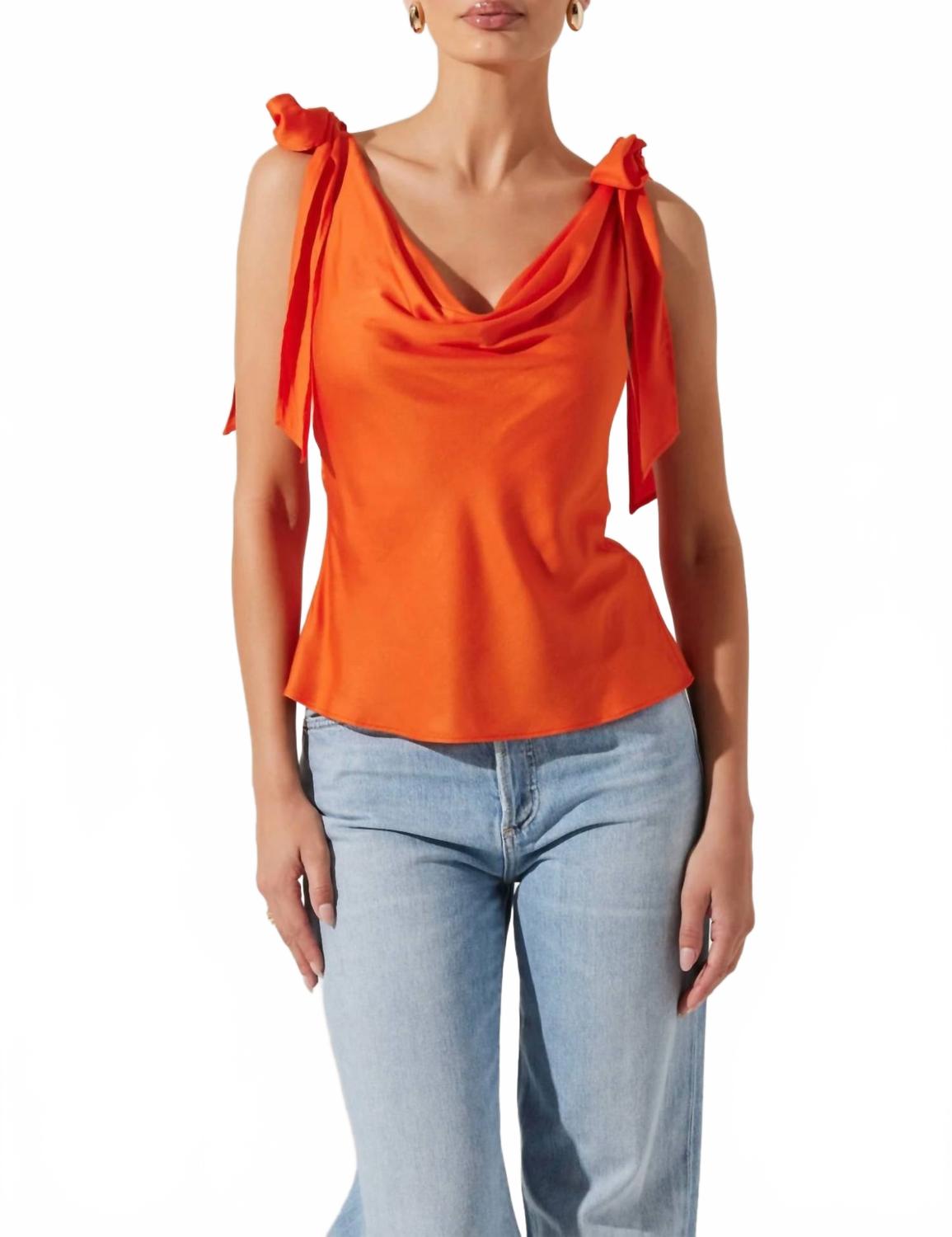

Алексейна атласный топ с капюшоном в оранжевом цвете ASTR