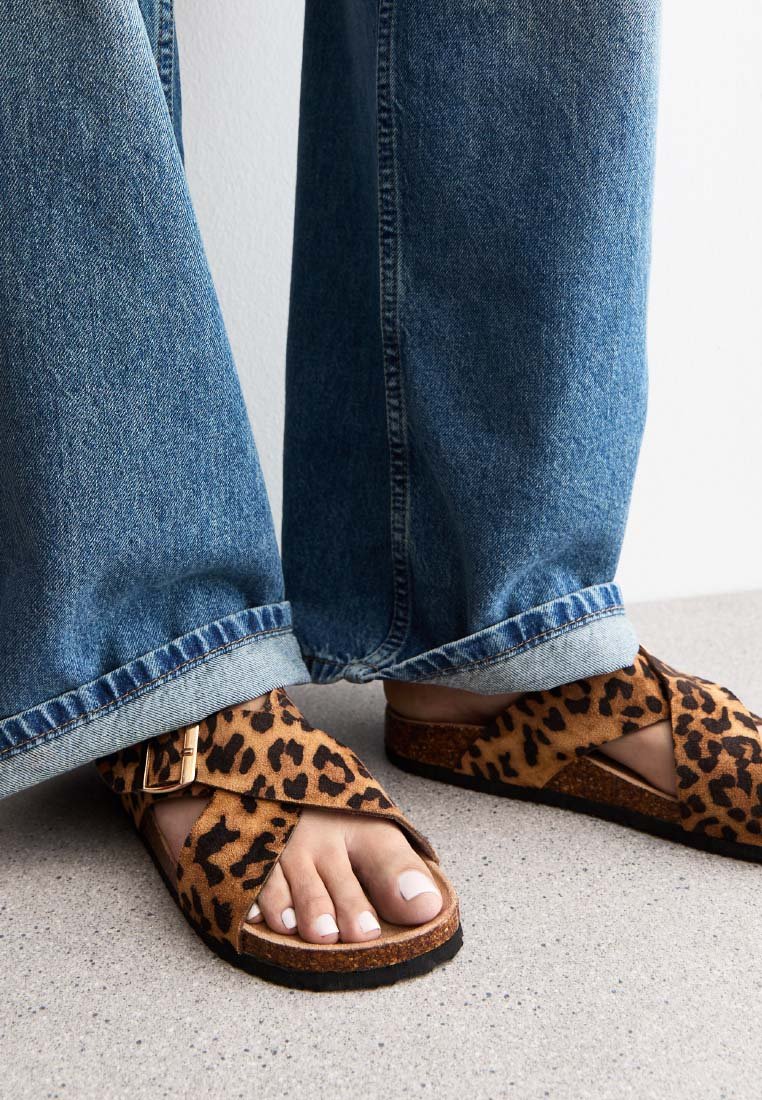 Сандалии WIDE FIT STONE LEOPARD PRINT CROSSOVER STRAP New Look Wide Fit, цвет Stone