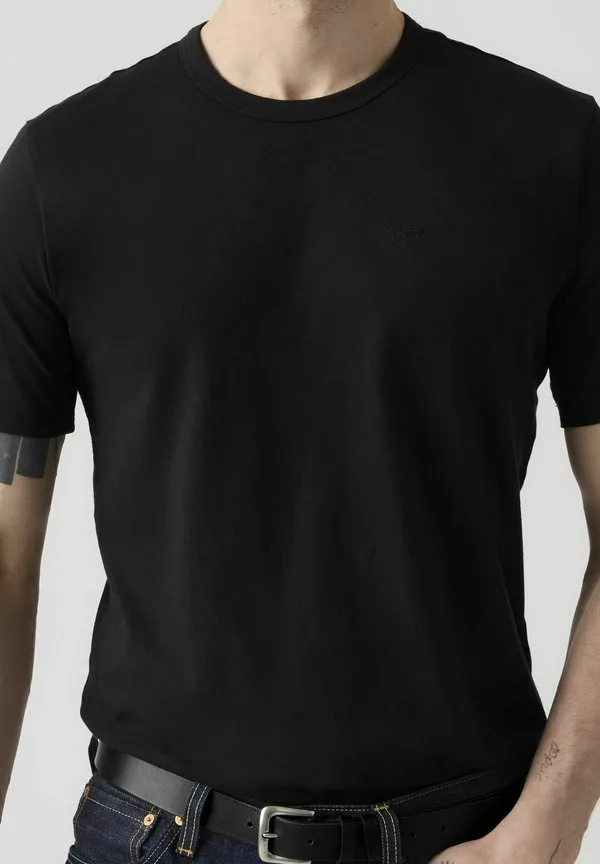 Оригинальная футболка, окрашенная в цвет бордо, базовая футболка. Levi'S, Garment Dye Oxblood - Blacks