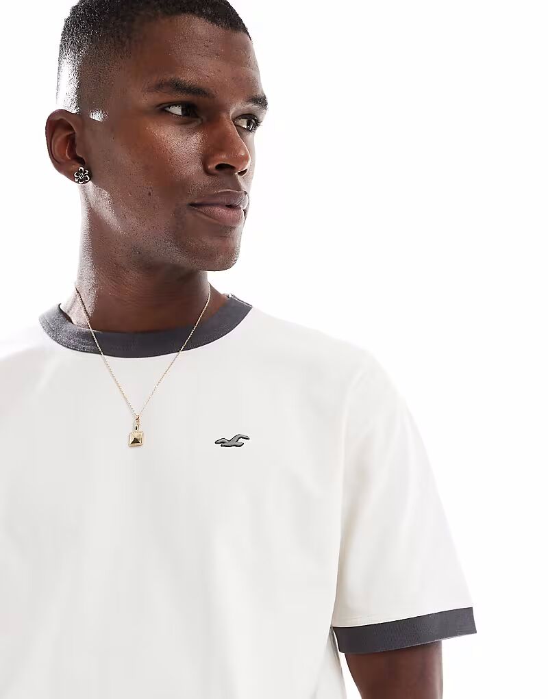

Футболка свободного кроя Hollister Icon Washed с контрастным швом на горловине кремового цвета