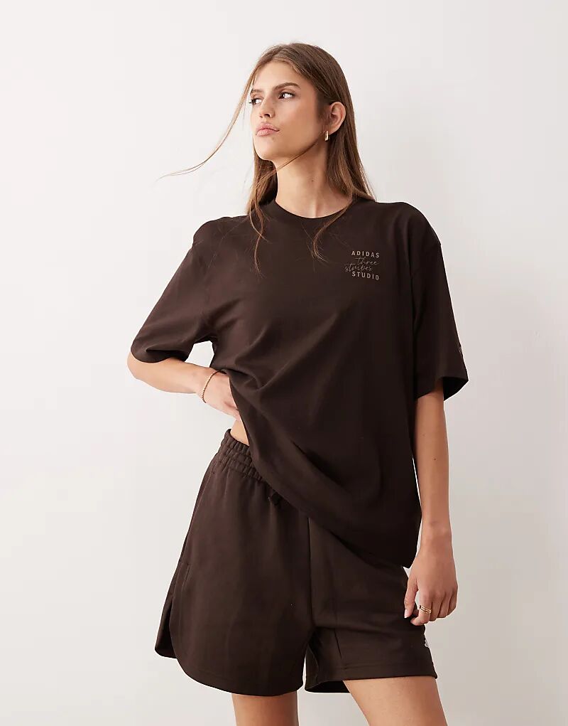 

Футболка Adidas Performance Three Stripes Studios коричневого цвета