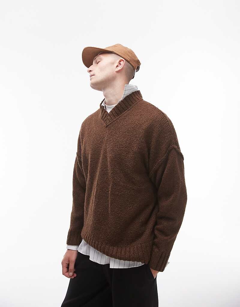 

Topman – коричневый свитер оверсайз с V-образным вырезом и декоративной строчкой