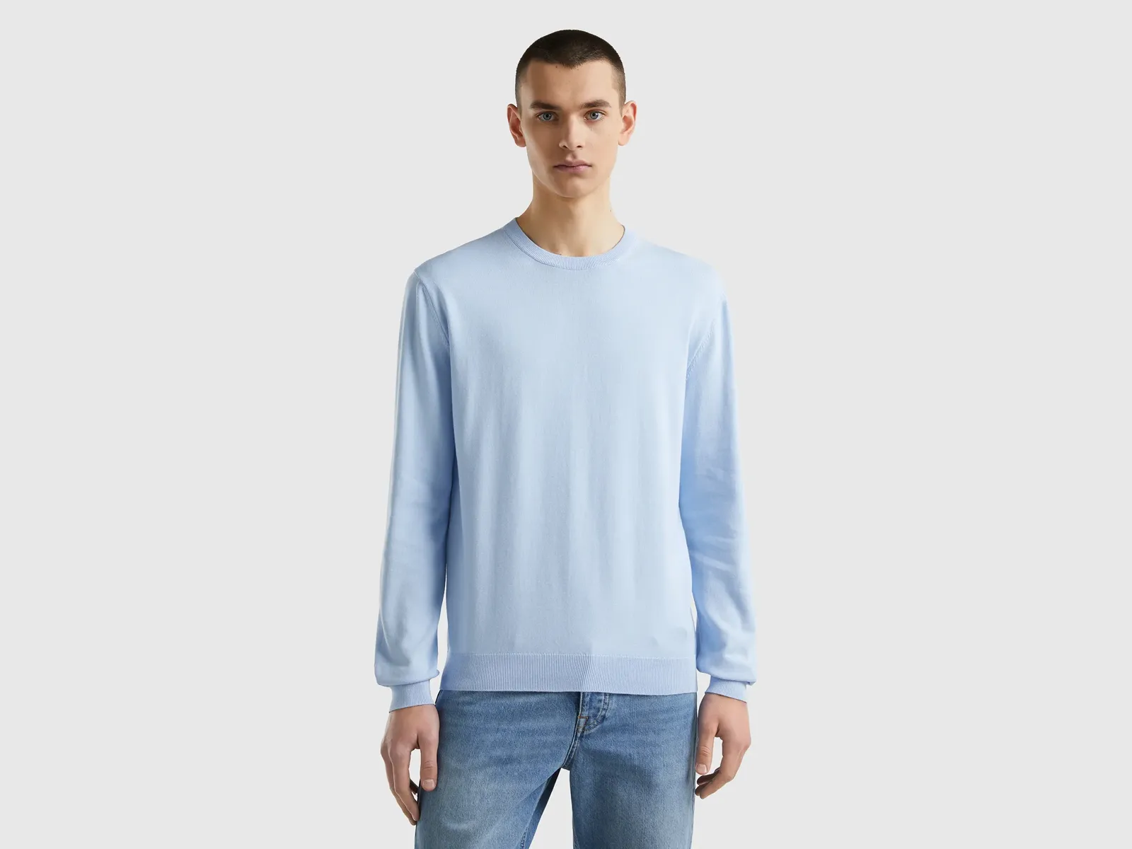 

Свитер United Colors of Benetton с круглым вырезом и фирменной этикеткой, голубой
