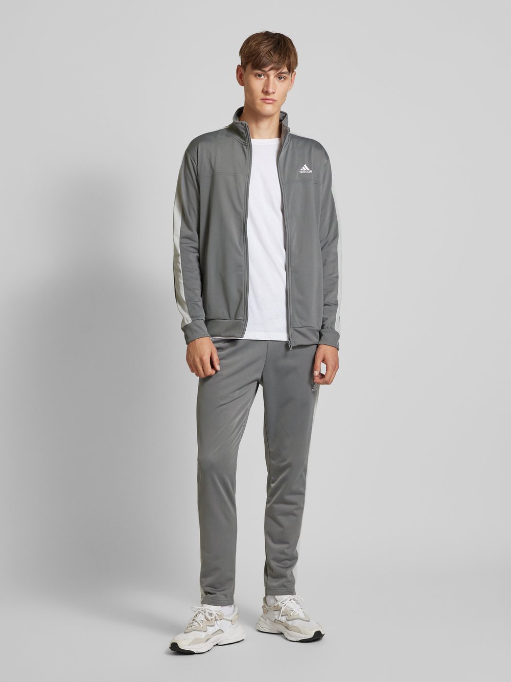 

Спортивный костюм зауженного кроя с пришитыми этикетками ADIDAS SPORTSWEAR