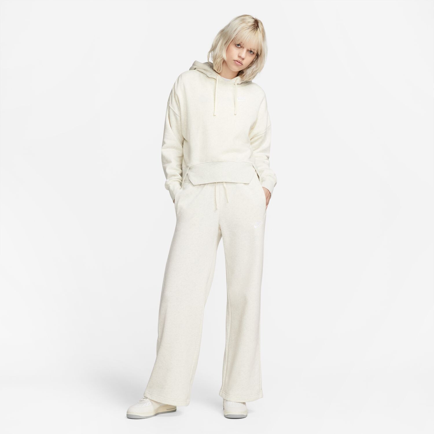 Женские флисовые брюки средней посадки Nike Sportswear Club с широкими штанинами Nike, черный — фото 2