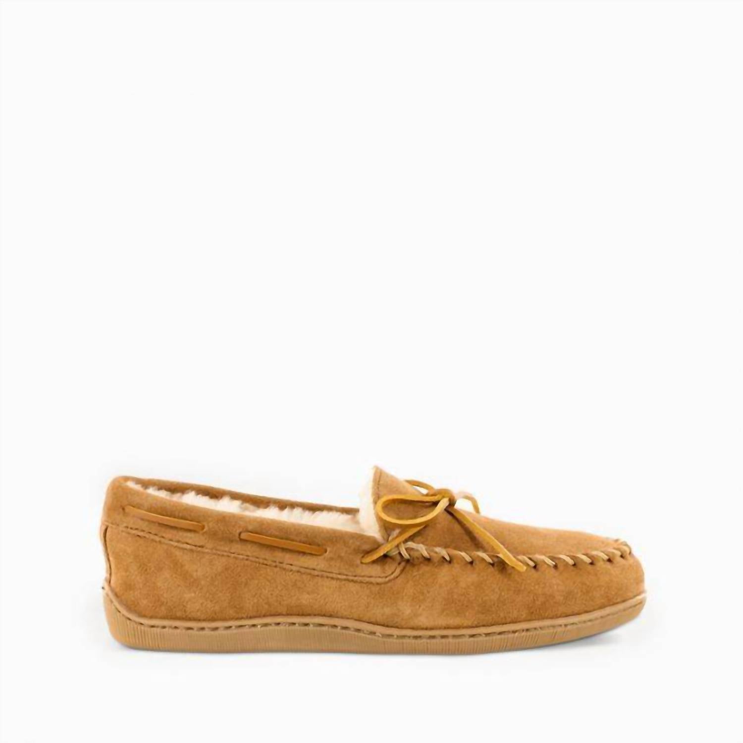 

Мужские мокасины из овчины с жесткой подошвой в бежевом цвете Minnetonka
