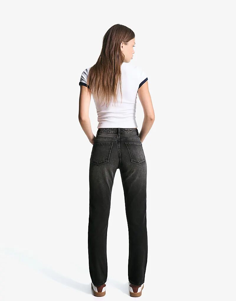 

Комфортные джинсы Bershka mom с высокой талией черного цвета
