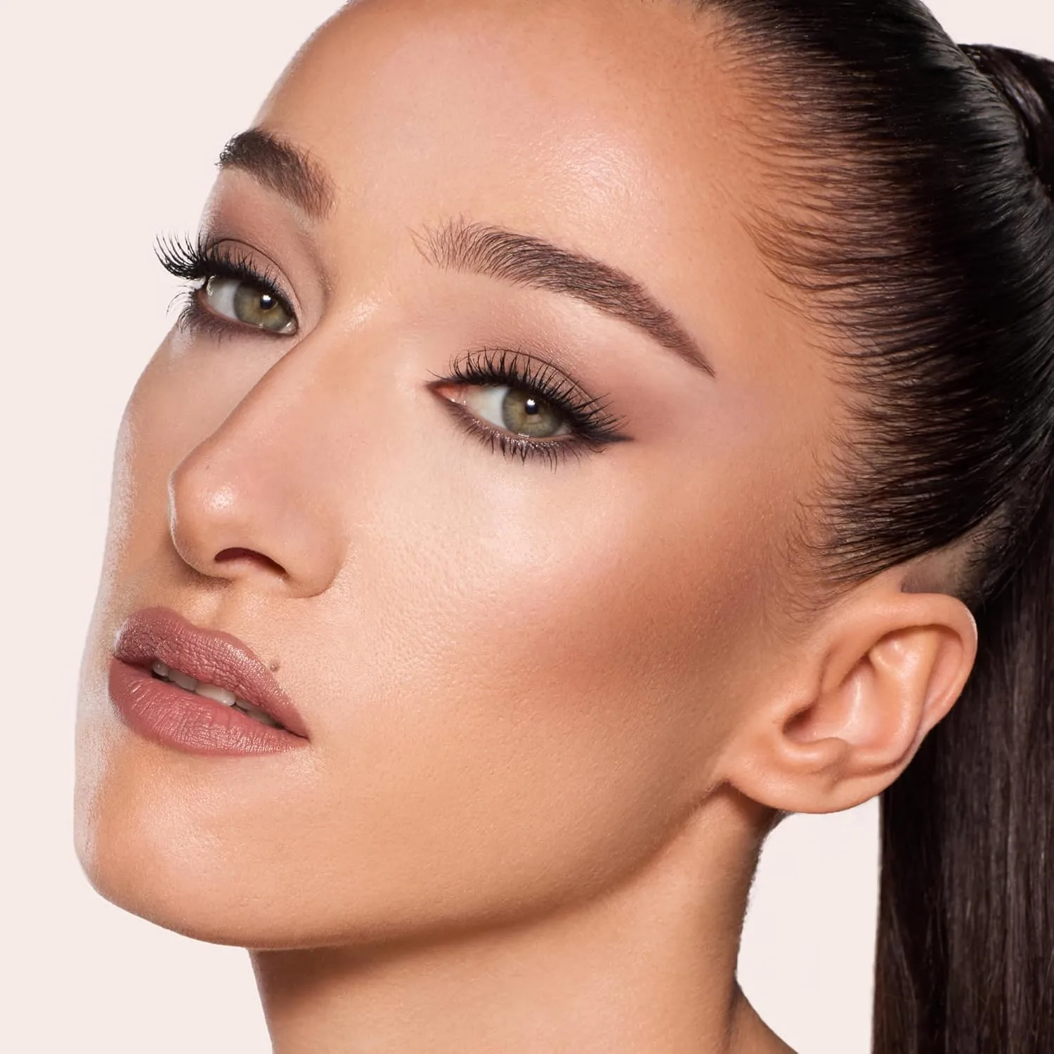 Карандаш для глаз Charlotte Tilbury Super Nudes Eyeliner Duo - стойкая матовая гелевая формула с черно-коричневым и нюдовым оттенками - интенсивный пигмент, легко наносится, двусторонний., Nude/brown - blendable black-brown and nude — фото 4