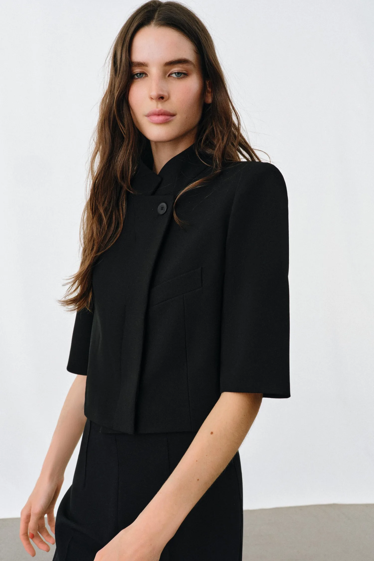 Укороченный блейзер с коротким рукавом из коллекции zw Zara, черный — фото 4