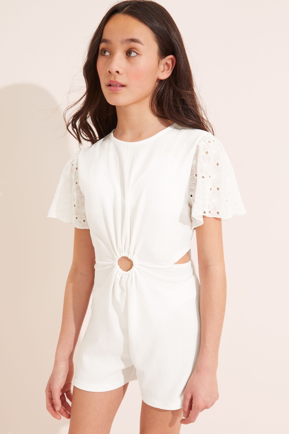 

Комбинезон с короткими рукавами декоративными кольцами и английской вышивкой Lipsy, белый