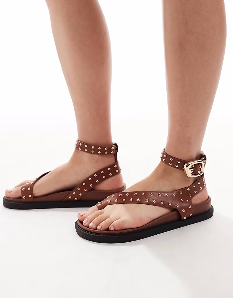 Сандалии London Rebel Wide Fit на плоской подошве с заклепками и петлями для пальцев, светло-коричневые