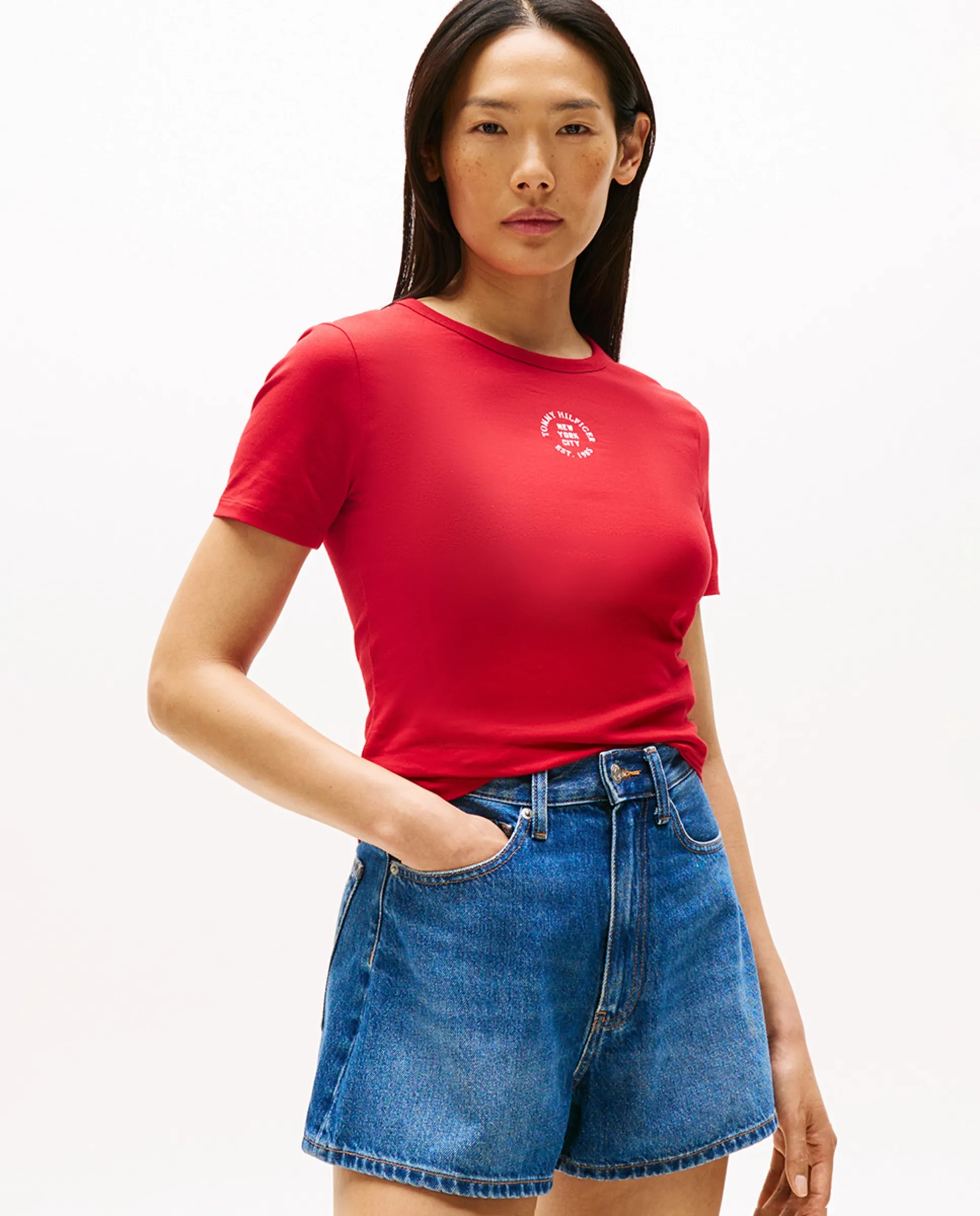 

Женская футболка с коротким рукавом и центральным логотипом Tommy Hilfiger, красный