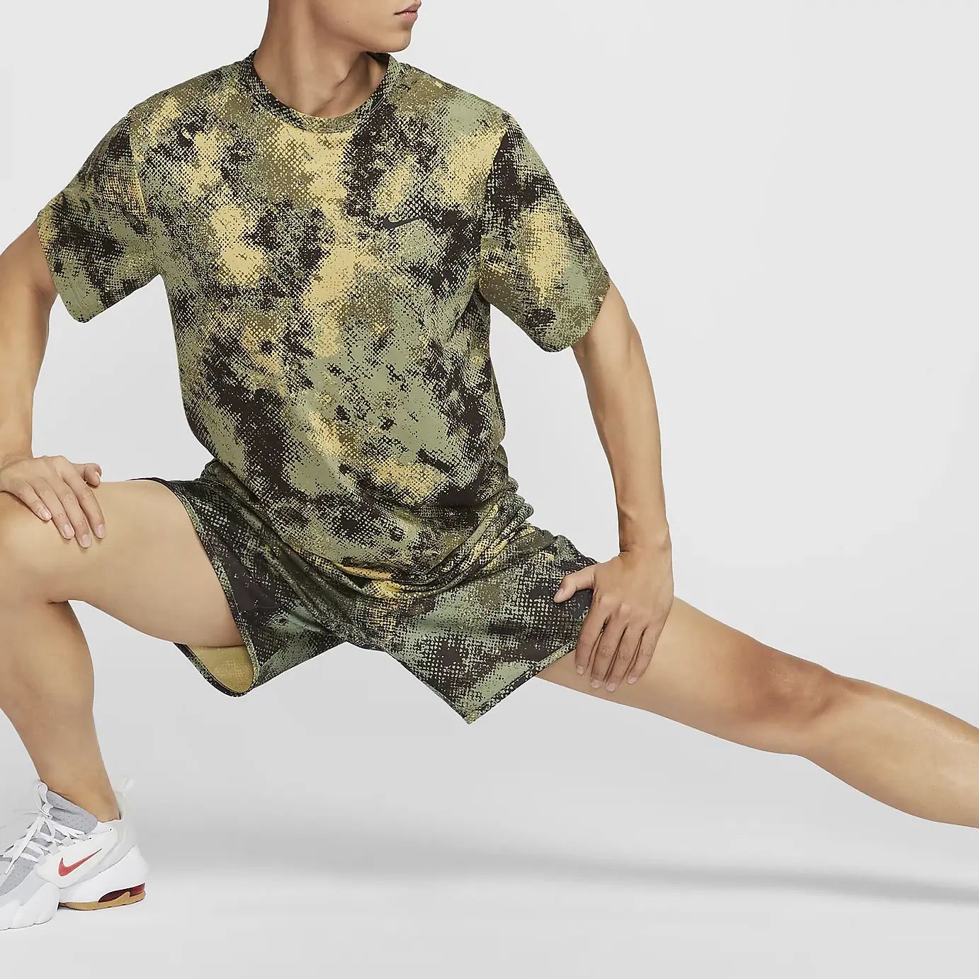 Футболка HYVERSE мужская оливково-зеленая/черная/черная Nike, маслянисто-зеленая/черная/черная — фото 4