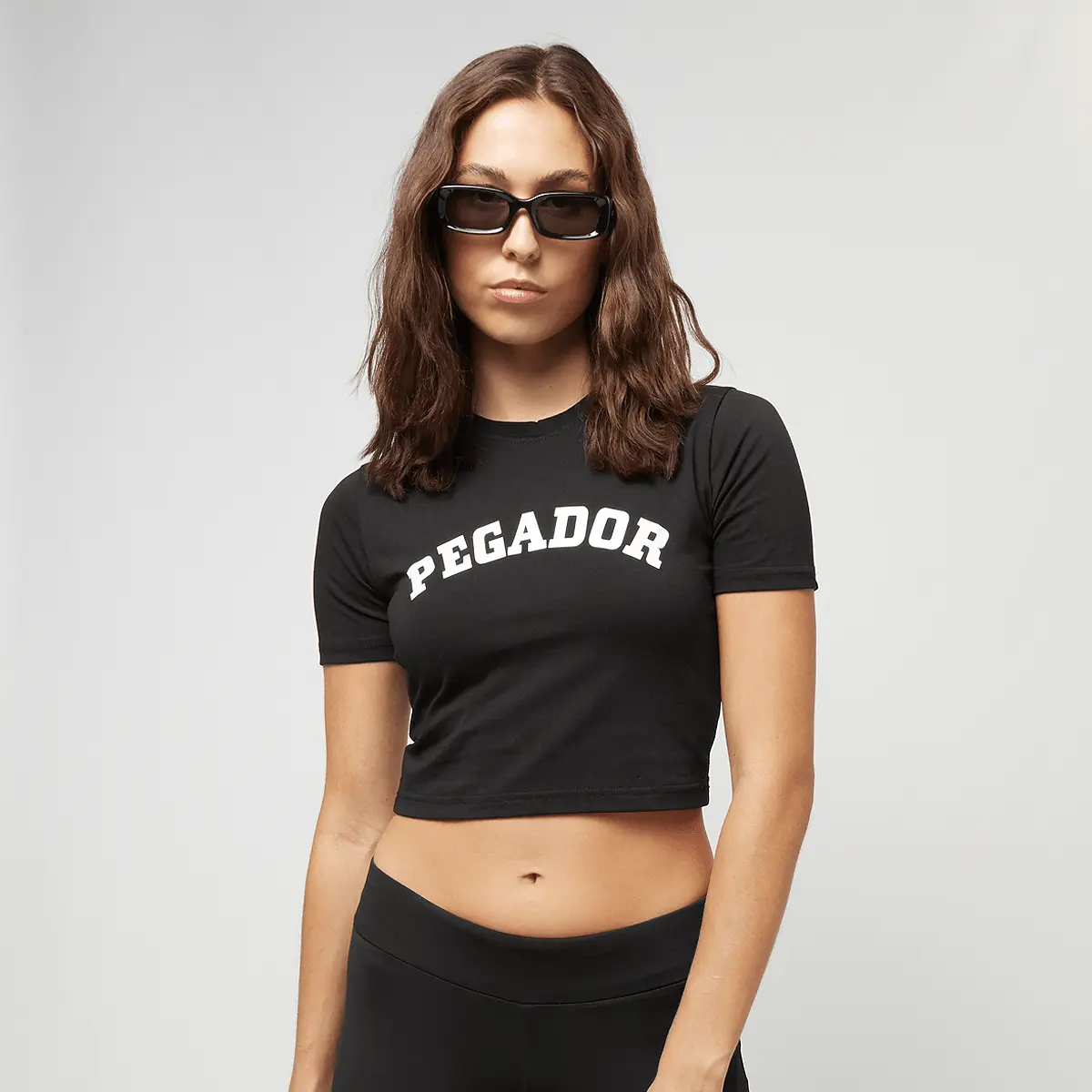 

Футболка Pegador Jenna Cropped Baby Tee, черно-белый