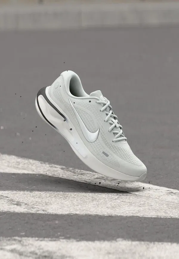 Кроссовки для бега по шоссе Nike Performance, summit white/metallic silver-coloured/black/white/photon dust, белый с серебристым, черным, белым и фотонной пылью