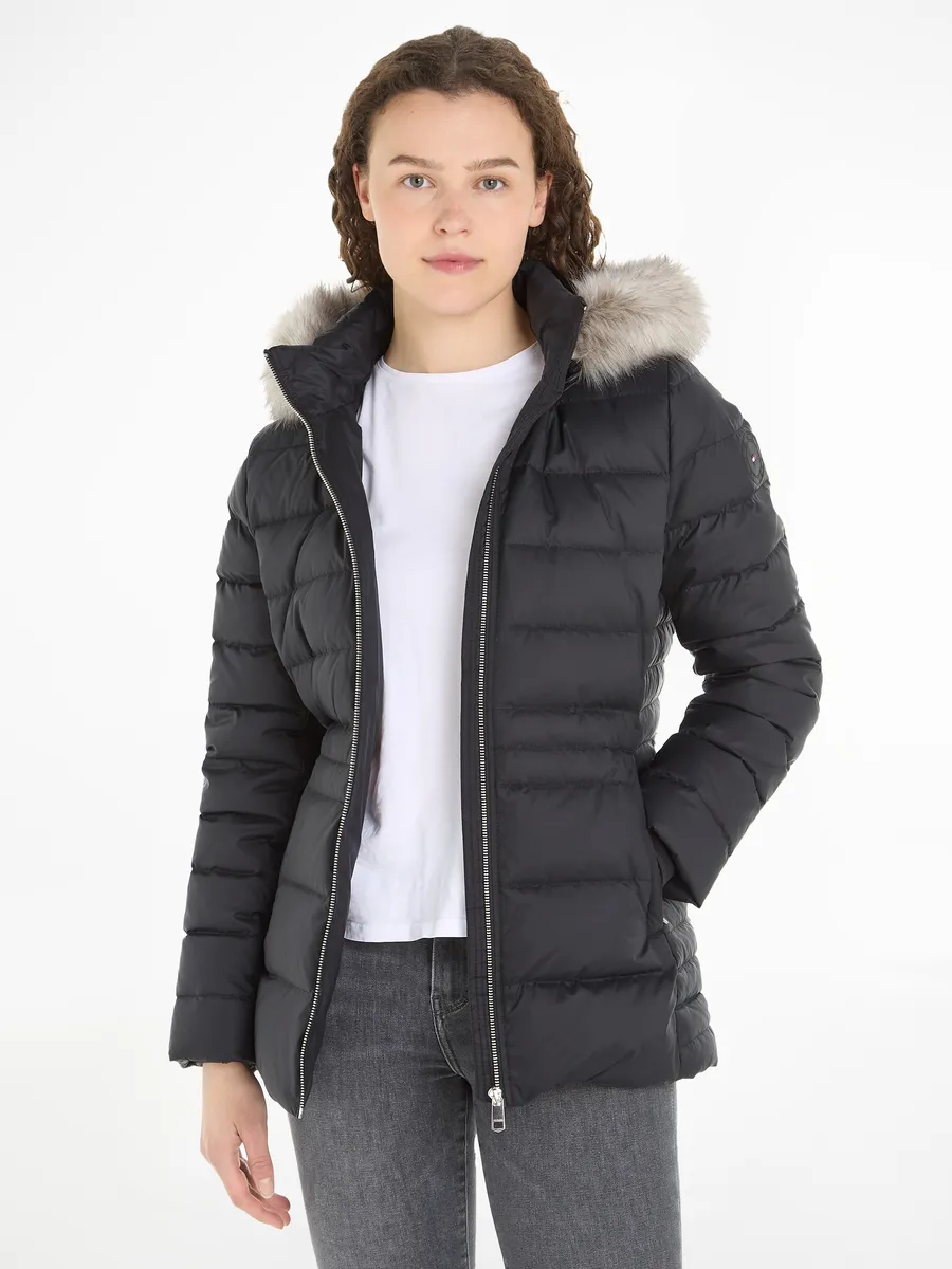

Пуховик Tommy Hilfiger "TYRA DOWN JACKET With FUR", с капюшоном, с отделкой из искусственного меха на капюшоне, черный