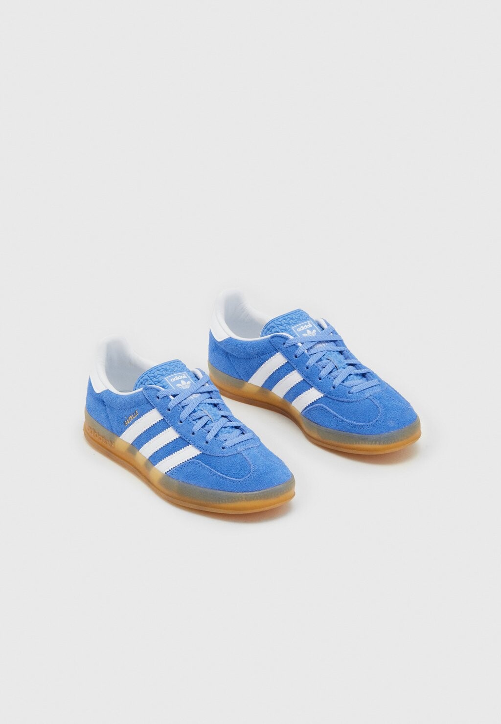 Низкие кроссовки GAZELLE INDOOR adidas Originals, blue fusion cloud white gold металлик