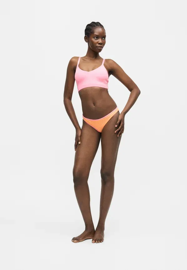 Нижняя часть бикини Nike Swim с рифленой текстурой, розовое свечение — фото 2