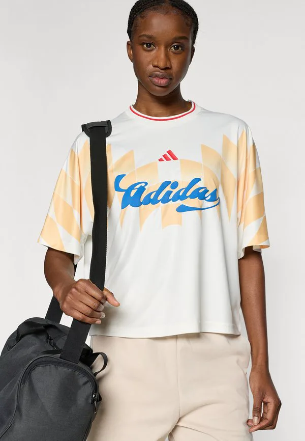 Футболка с принтом "тиро" Adidas Sportswear, Off White/Pure Ruby/Ray Blue — фото 4