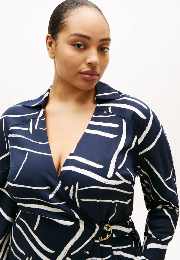 Платье-Рубашка свободного кроя с запахом, модель curve Tommy Hilfiger Curve, Flag Feathers Navy Large — фото 4