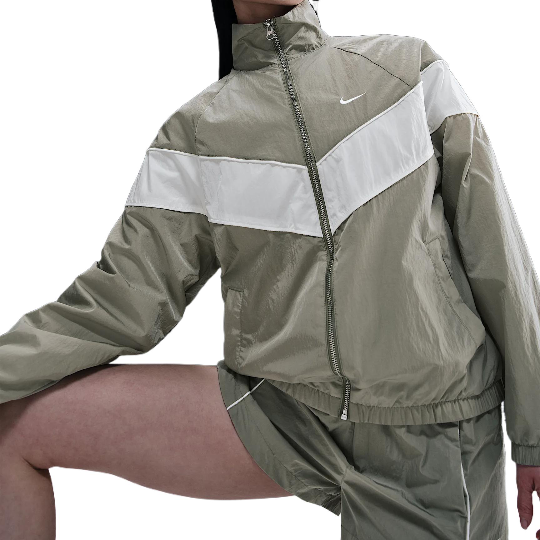 Nike Ветрозащитная женская куртка свободного кроя с защитой от ультрафиолета на молнии Windrunner, Light Brown — фото 3