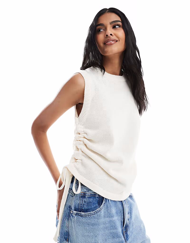 

Трикотажная майка ASOS DESIGN с рюшами цвета экрю