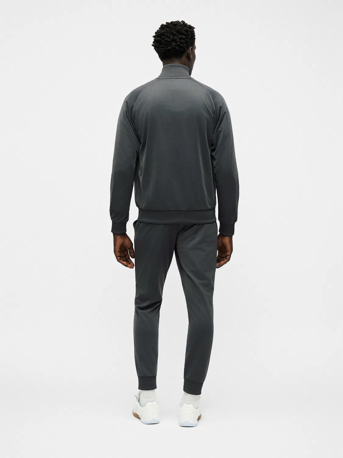 Спортивный костюм Adidas Originals TECH ESS темно-серого цвета — фото 4