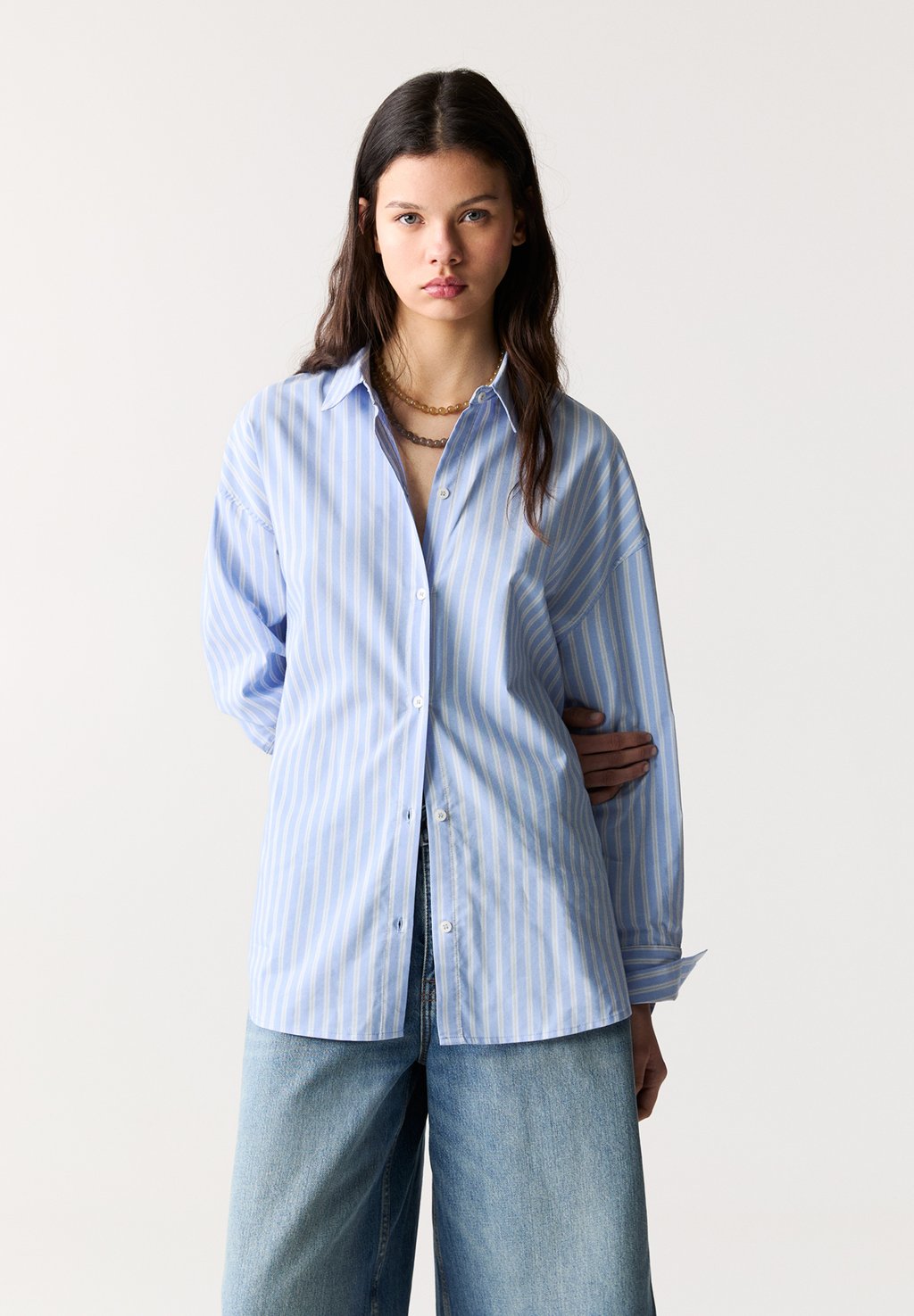 

Блузка на пуговицах STRIPED OVERSIZE PULL&BEAR, светло-голубой