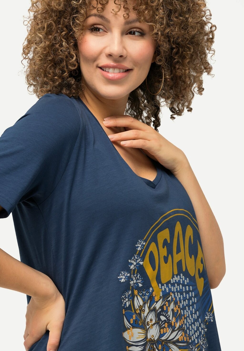 

Футболка с принтом PEACE SEQUINED SHORT SLEEVE V-NECK TEE Ulla Popken, темно-синий