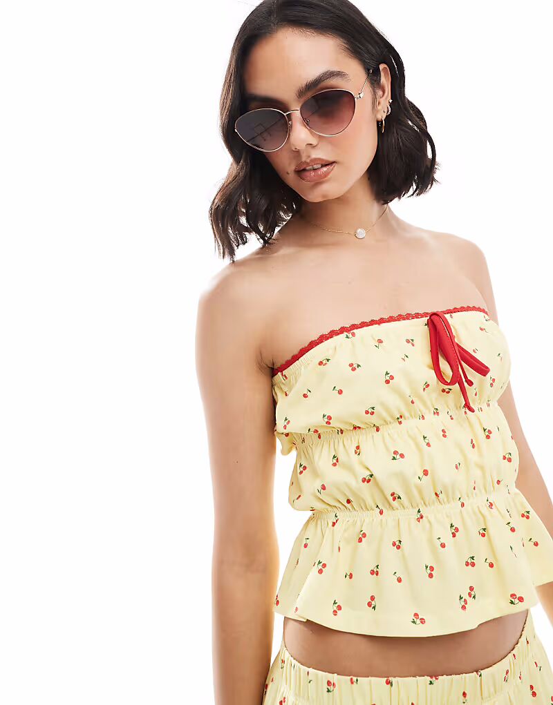 

Комбинезон-бандо ASOS DESIGN с рюшами и принтом вишни цвета сливочного масла