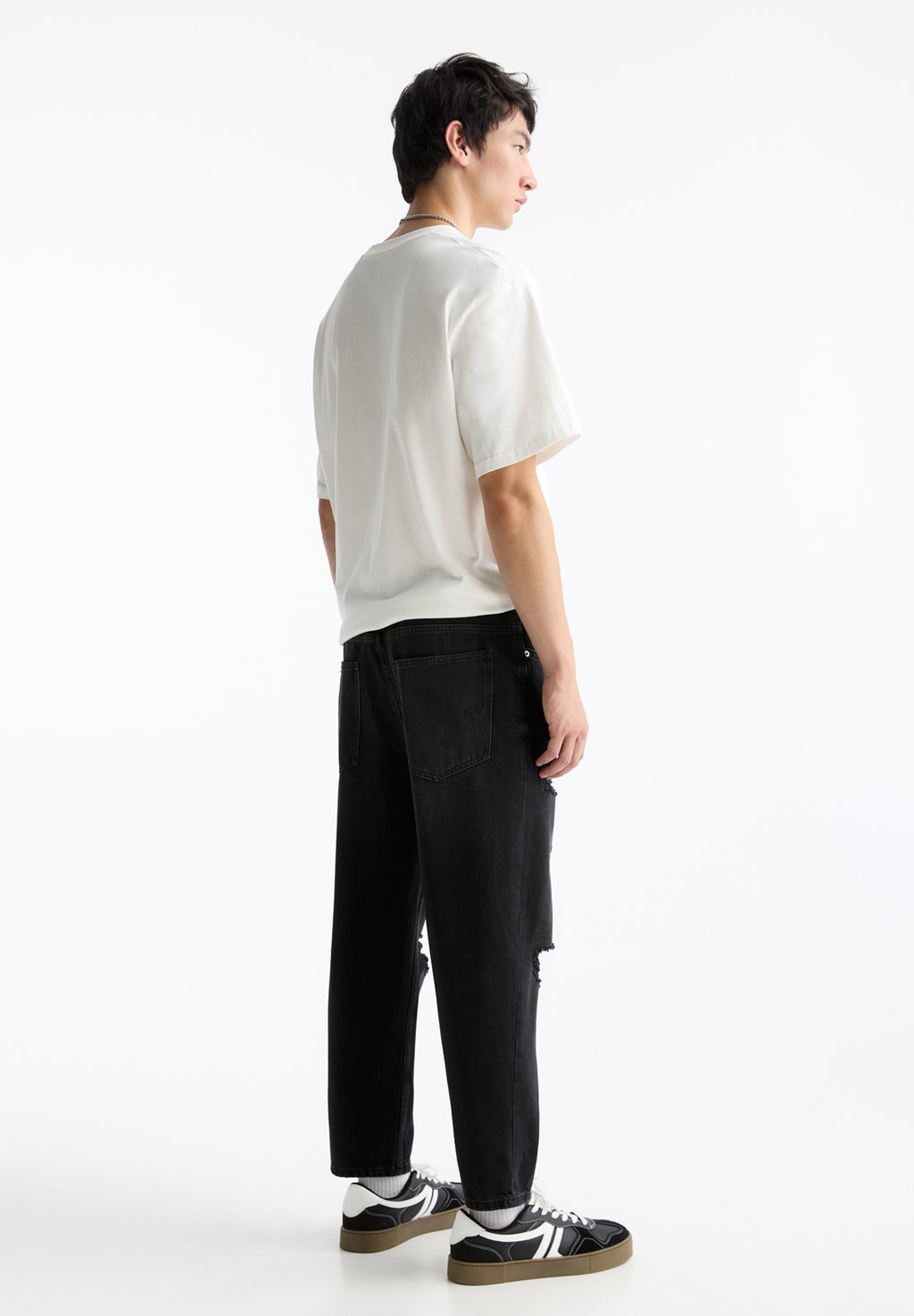 

Джинсы прямого кроя RIPPED STANDARD PULL&BEAR, черный