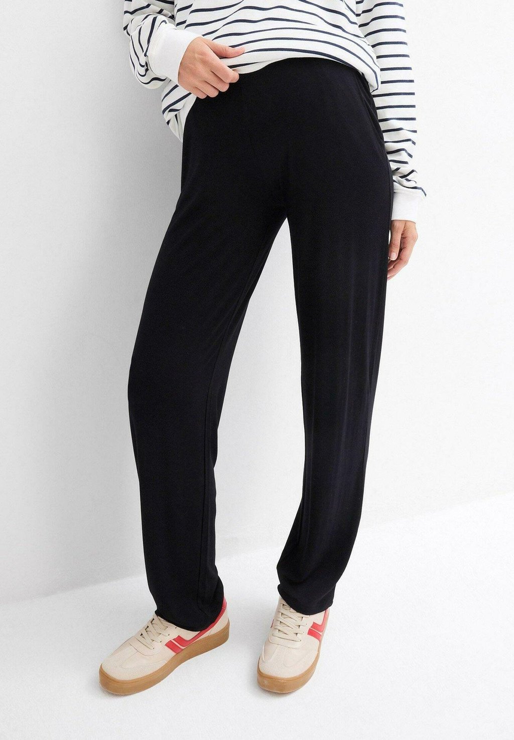 

Брюки UMSTANDS REGULAR FIT bonprix, черный